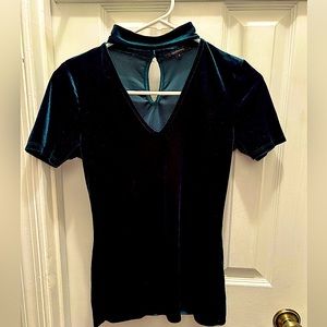 Forest green v-neck velvety Ambiance top with choker collar size S